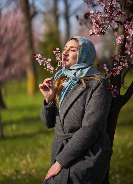 Pakistanische Junge Frau Genießt Den Frühling Einem Park Mit Blühenden — Stockfoto