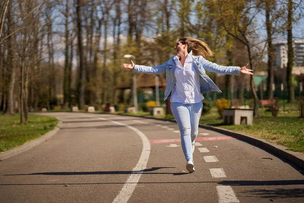 Östasiatisk Ung Kvinna Njuter Våren Park Med Blommande Träd — Stockfoto