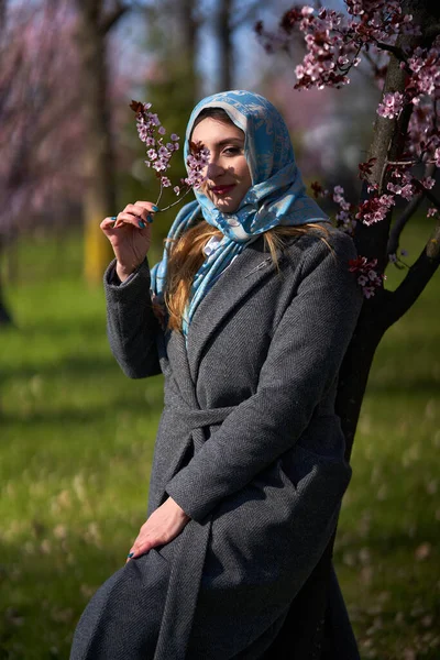Mujer Joven Paquistaní Disfrutando Primavera Parque Con Árboles Florecientes —  Fotos de Stock