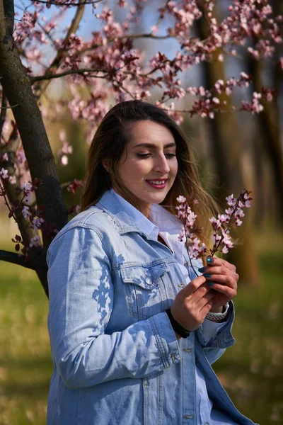 Est Asiatico Giovane Donna Godendo Primavera Parco Con Alberi Fiore — Foto Stock