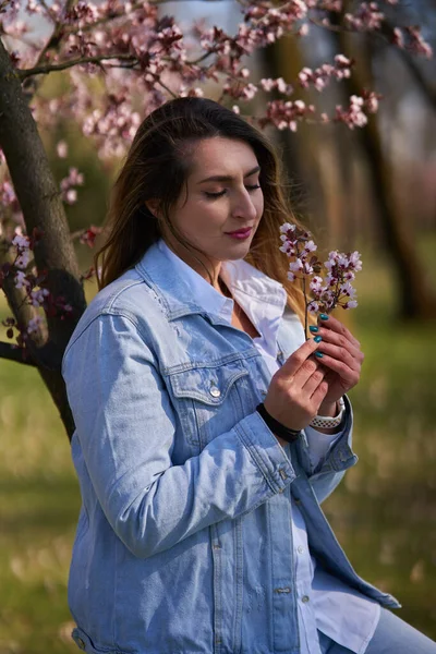 Mujer Joven Asia Oriental Disfrutando Primavera Parque Con Árboles Florecientes — Foto de Stock