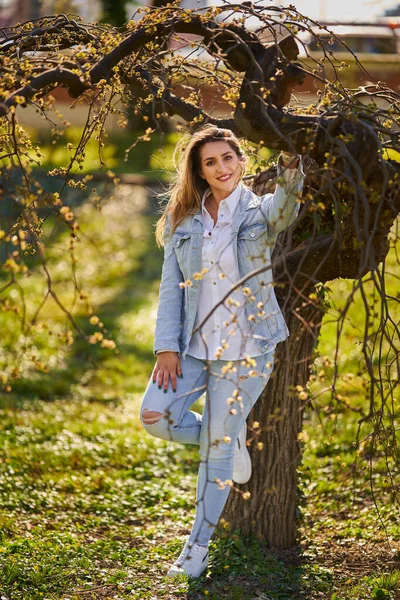 Wschodnioazjatycka Młoda Kobieta Korzystająca Wiosną Parku Kwitnącymi Drzewami — Zdjęcie stockowe