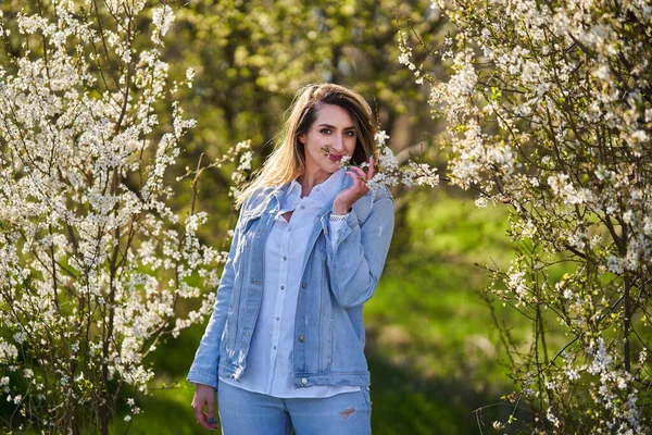 สาวเอเช ยตะว นออกเพล ดเพล บฤด ใบไม ในสวนสาธารณะท นไม ดอกไม — ภาพถ่ายสต็อก