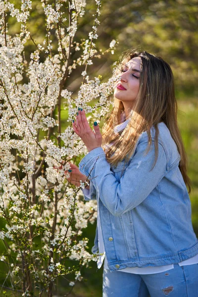 Est Asiatico Giovane Donna Godendo Primavera Parco Con Alberi Fiore — Foto Stock