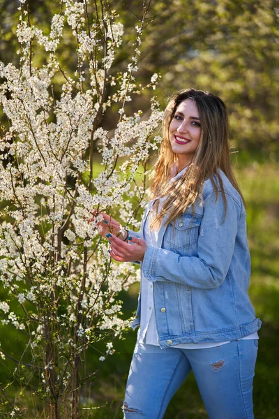 Wschodnioazjatycka Młoda Kobieta Korzystająca Wiosną Parku Kwitnącymi Drzewami — Zdjęcie stockowe