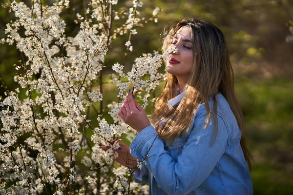花の咲く公園で春を楽しむ東アジアの若い女性 — ストック写真