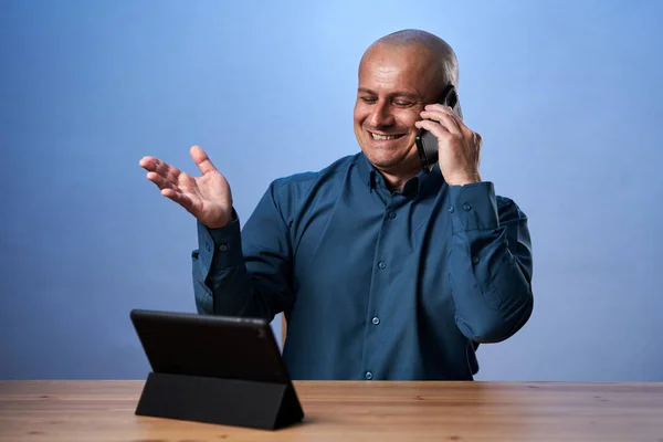 Homme Affaires Heureux Avoir Une Conversation Téléphonique Tout Regardant Tablette — Photo