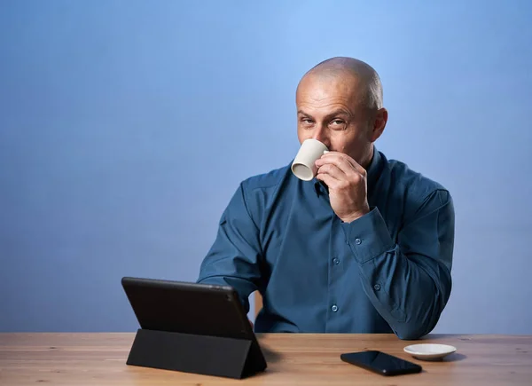 Hombre Negocios Feliz Bebiendo Café Teniendo Una Tableta Frente Escritorio — Foto de Stock