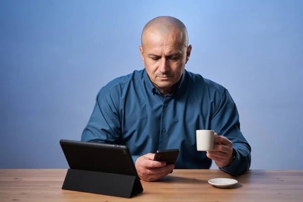 Homem Negócios Feliz Bebendo Café Tendo Tablet Frente Dele Sua — Fotografia de Stock