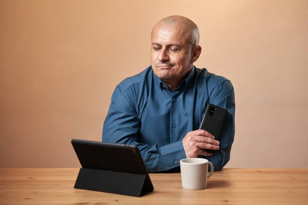 Masasında Oturan Telefon Tablet Kahve Içen Olgun Bir Adamı — Stok fotoğraf