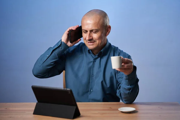 Empresário Tomando Uma Xícara Café Sua Mesa Frente Seu Tablet — Fotografia de Stock