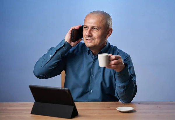 Geschäftsmann Der Schreibtisch Vor Seinem Tablet Eine Tasse Kaffee Trinkt — Stockfoto