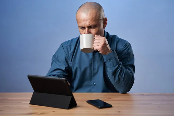 Reifer Geschäftsmann Beim Kaffee Schreibtisch Vor Dem Tablet — Stockfoto