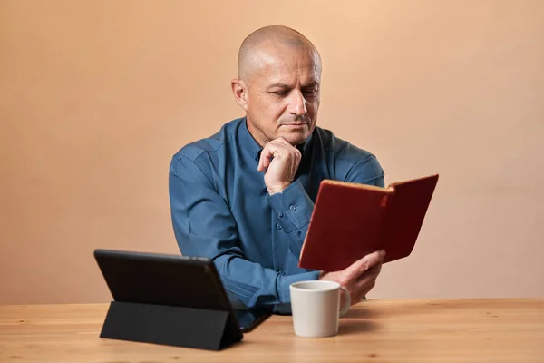 Reifer Geschäftsmann Liest Der Kaffeepause Schreibtisch Bei Der Arbeit Vor — Stockfoto