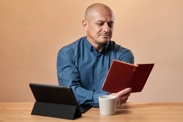 Reifer Geschäftsmann Liest Der Kaffeepause Schreibtisch Bei Der Arbeit Vor — Stockfoto