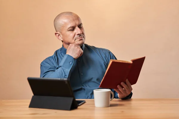 Ώριμος Επιχειρηματίας Διαβάζει Ένα Βιβλίο Στο Διάλειμμά Του Για Καφέ — Φωτογραφία Αρχείου