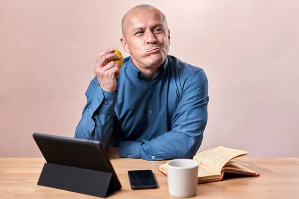 Biznesmen Jedzący Jabłko Podczas Przerwy Pracy Przy Biurku — Zdjęcie stockowe