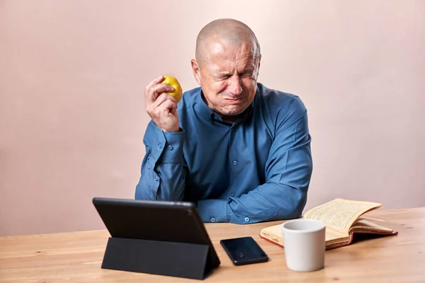 Homme Affaires Mangeant Une Pomme Très Aigre Tirant Des Visages — Photo