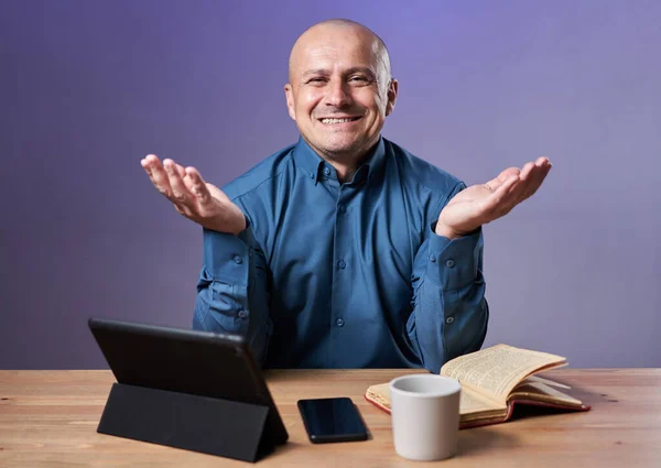 Glücklicher Geschäftsmann Schreibtisch Mit Tablet Und Telefon Vor Violettem Hintergrund — Stockfoto
