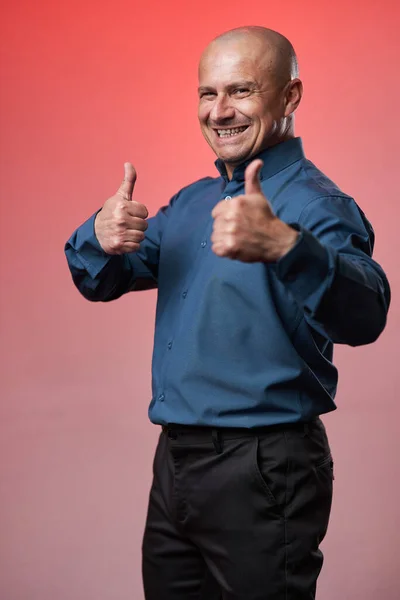 Przyjazny Uśmiechnięty Biznesmen Robi Kciuki Góry Znak Rzymskim Tle Koloru — Zdjęcie stockowe