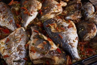 Köy tahtasındaki metal tepside pişmiş nefis bir fırın.