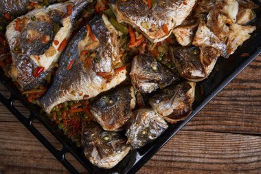 Köy tahtasındaki metal tepside pişmiş nefis bir fırın.