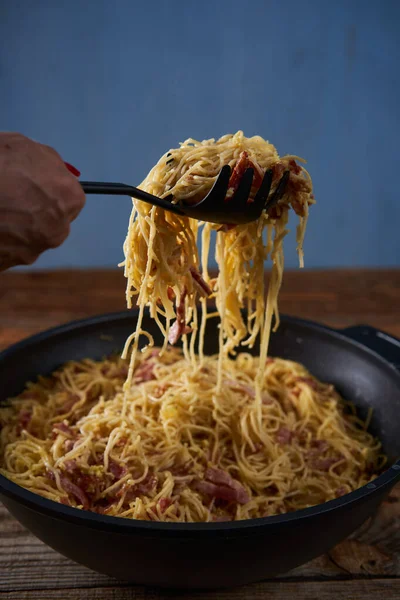 Italiensk Carbonara Pasta Med Skinka Och Parmesan Wok Träbricka — Stockfoto