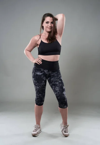 Attraktive Size Frau Fitness Top Und Strumpfhose Grauer Hintergrund — Stockfoto