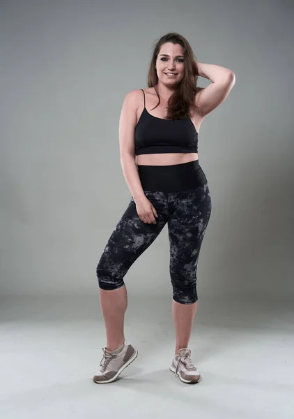 Aantrekkelijke Size Vrouw Fitness Top Panty Grijze Achtergrond — Stockfoto