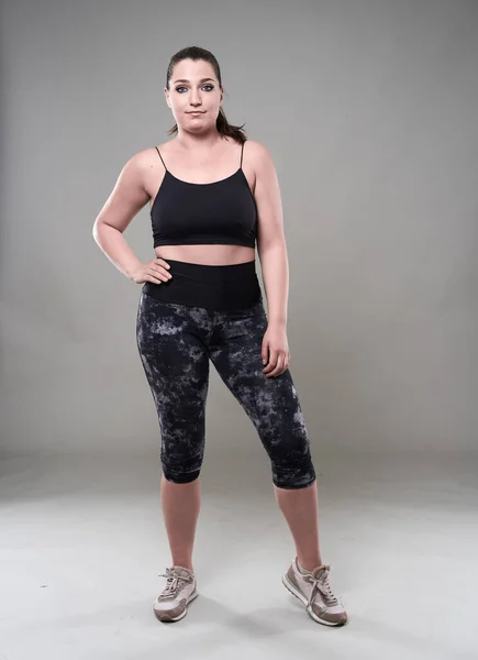 Atractiva Mujer Más Tamaño Parte Superior Fitness Medias Fondo Gris —  Fotos de Stock