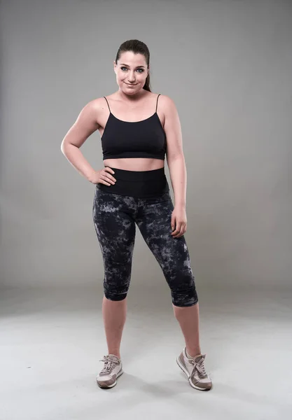 Atractiva Mujer Más Tamaño Parte Superior Fitness Medias Fondo Gris —  Fotos de Stock