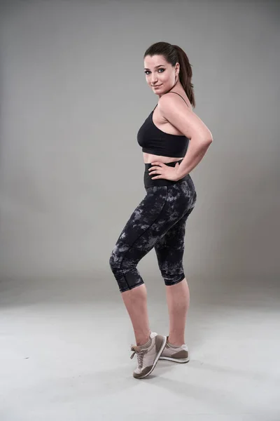 Attractive Size Woman Fitness Top Tights Gray Background — Stock Photo, Image