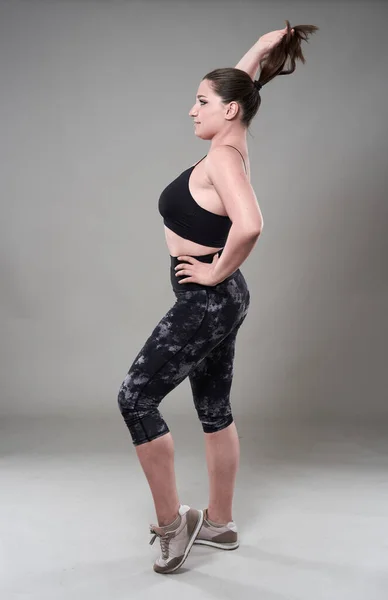 Aantrekkelijke Size Vrouw Fitness Top Panty Grijze Achtergrond — Stockfoto