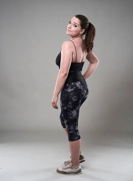 Atractiva Mujer Más Tamaño Parte Superior Fitness Medias Fondo Gris — Foto de Stock