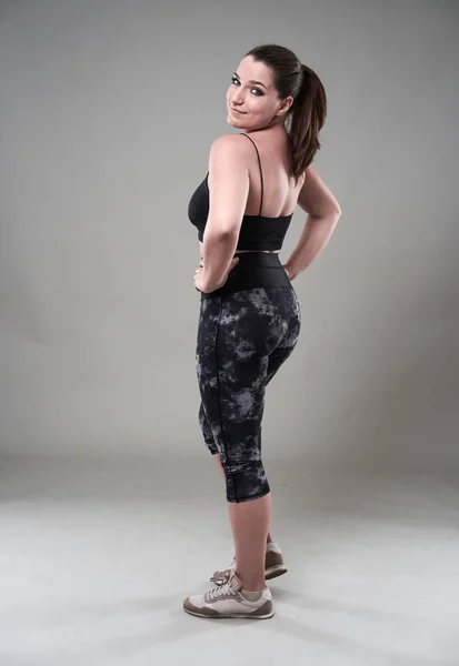 Atrakcyjne Size Kobieta Bikini Rajstopy Fitness Szare Tło — Zdjęcie stockowe