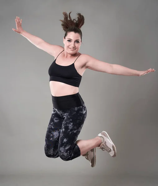 Joven Confidente Más Mujer Tamaño Ropa Gimnasio Saltando Alto Sobre — Foto de Stock