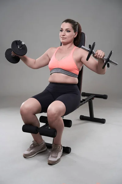 Forte Confiante Size Jovem Mulher Trabalhando Fora Exercícios Fitness Com — Fotografia de Stock