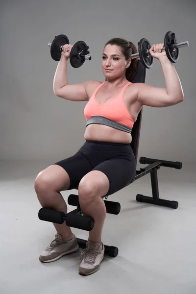 Forte Confiant Taille Jeune Femme Travaillant Sur Des Exercices Remise — Photo
