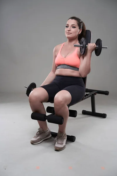 Silné Sebevědomí Velikost Mladá Žena Pracuje Fitness Cvičení Činky — Stock fotografie