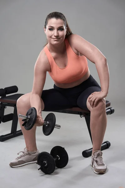 Starke Selbstbewusste Size Junge Frau Trainiert Fitness Übungen Mit Kurzhanteln — Stockfoto