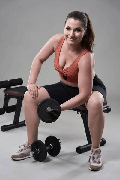 Silné Sebevědomí Velikost Mladá Žena Pracuje Fitness Cvičení Činky — Stock fotografie