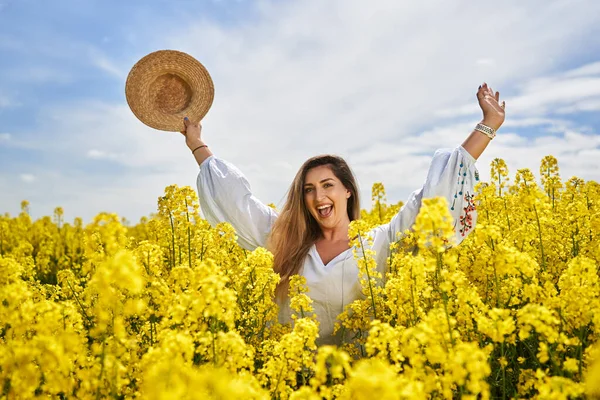 Portrét Krásné Blondýny Hispánské Ženy Kvetoucím Kanola Poli — Stock fotografie