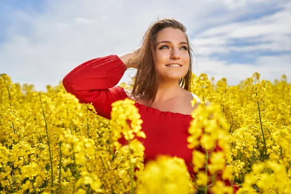 一个美丽的高加索金发女人的肖像 蓝眼睛 在开花结果的水牛田里 — 图库照片