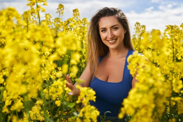 美丽而性感的金发碧眼的女人在盛开的油菜花地里 迷人的肖像 — 图库照片