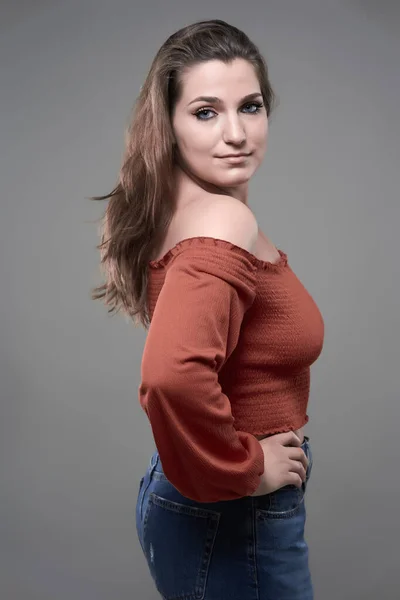 Portrait Studio Une Jeune Femme Confiante Taille Sur Fond Gris — Photo