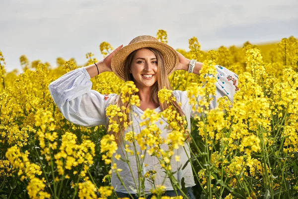 Retrato Uma Bela Mulher Hispânica Loira Campo Canola Florescente — Fotografia de Stock