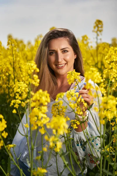 Portrét Krásné Blondýny Hispánské Ženy Kvetoucím Kanola Poli — Stock fotografie