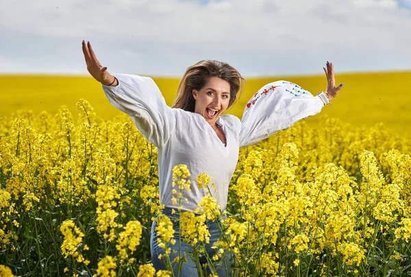 Retrato Uma Bela Mulher Hispânica Loira Campo Canola Florescente — Fotografia de Stock