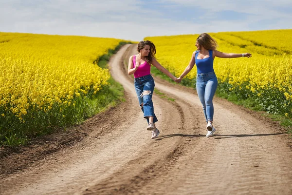Dos Novias Talla Grande Caminando Alegremente Por Camino Tierra Través — Foto de Stock