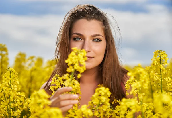 Detailní Portrét Krásné Kavkazské Blondýny Modrýma Očima Kanolovém Poli Plném — Stock fotografie